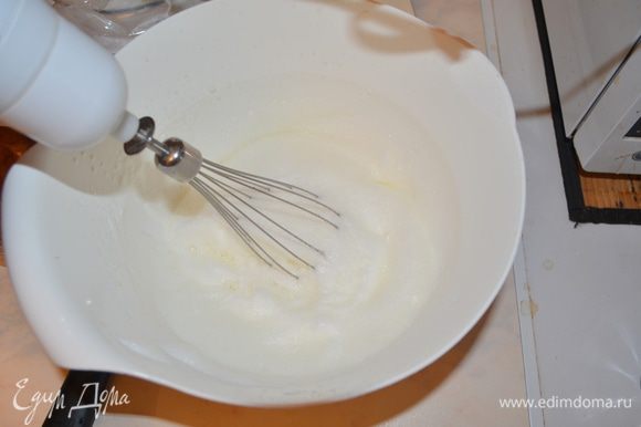 Когда заготовка будет готова, взбить оставшиеся 2 белка с щепоткой соли в крепкую пену, добавить молоко, поперчить и перемешать.