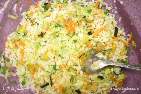 Морковь трем на крупной терке, а лук мелко режем. Поджариваем овощи на растительном масле несколько минут, добавляем морковь и лук в наш фарш, а небольшое количество оставляем в отдельной тарелке.Вот так выглядит наш фарш:
