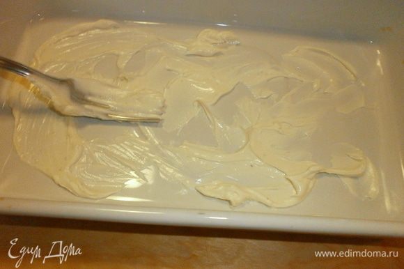 Цуккини нарезать тонкими пластинками вдоль и запечь на сковороде-гриль.Немного присолить, учитывая, что сыры достаточно солёные. Дно керамической формы смазать сливочным сыром.