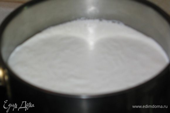 Молоко вскипятить, добавить соль и сахар