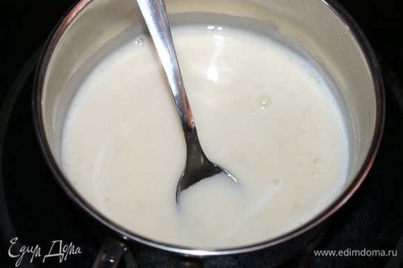Молоко вскипятить, немного остудить. Добавить желатин и на медленном огне растворить в молоке, не кипятить(!). Добавить в творожную массу и хорошо перемешать до однородности.