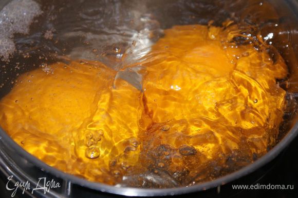 Апельсины опустить в холодную воду, довести воду до кипения и слить. Проделать эту процедуру еще 2 раза. (В сумме получается 3 раза)