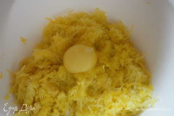 К натертому кабачку добавить яйцо.