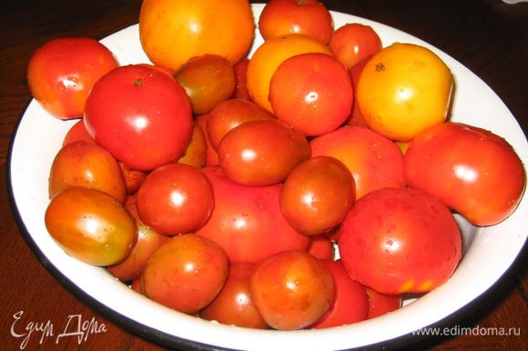 Подготовительные работы: помидоры промыть, высушить и удалить плодоножки (в этот раз я взяла три сорта помидор)