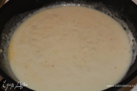 для соуса; Масло растопить, добавить молоко, посолить, поперчить, хорошо перемешать. Как только соус начнет густеть, убрать с огня.