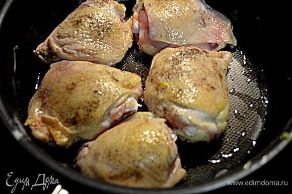 Добавить в сковороду или в жаровню олив. масло. Выложить курин. бедрышки в муке. И готовить 10 мин. или до золотистого вида. Выложить курин. бедрышки в слоукукер или мультиварку поверх овощей.