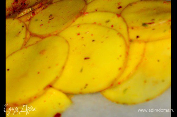 Вымыть хорошо картошку, нарезать тоненькими кружочками и перемешать с тмином,красным перцем и приправой.