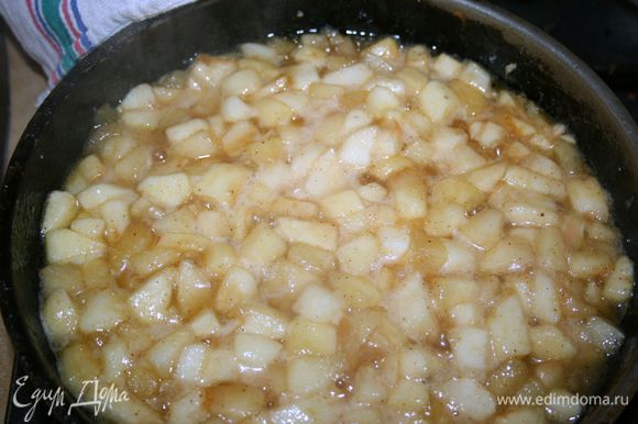 В сковороде разогреть сливочное масло, добавить мед и размешать. Туда же всыпать яблочную массу, посыпать корицей и готовить на среднем огне 10 мин., пока яблоки не станут мягкими. Снять с огня.