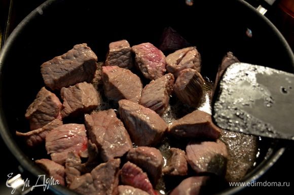 В большой сковороде растопить 2 стол.л масла на сред. огне. Обжаривать говядину примерно 5-7 мин. Желательно жарить мясо маленькими порциями. Мясо выложить на тарелку поставить в сторону.