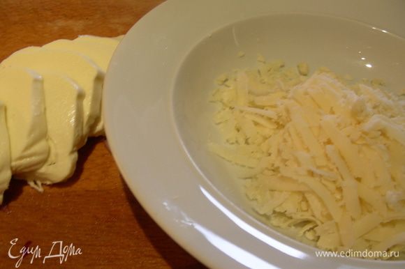 Моцареллу режем дольками, трем сыр.