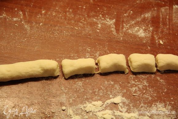Сделав колбаски из теста диаметром примерно 1,5 см, разрезать их на кусочки 2–3 см длиной.