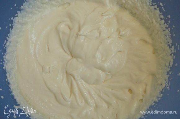 Для крема хорошо взбить сметану с сахаром до получения пышной массы. Коржи обильно смазать кремом и соединить.
