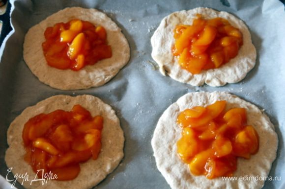 Выложить на каждую из 4 лепёшек начинку из персиков.