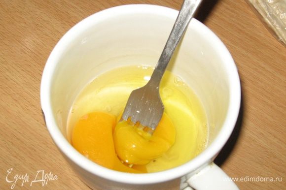 Яйца отдельно взбить вилкой или венчиком в однородную смесь. Ввести в творог и хорошо вымешать.