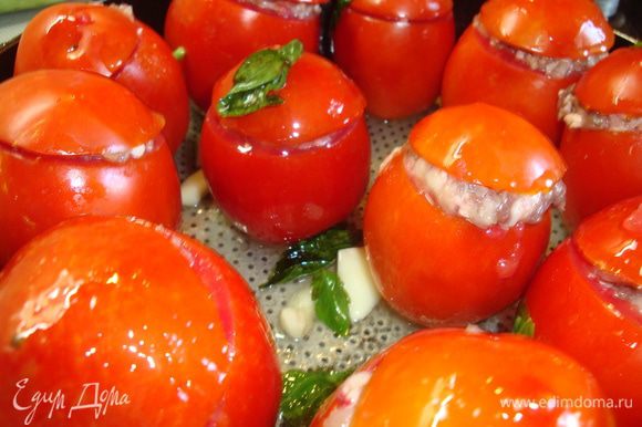 Поливаем получившемся бульоном наши помидорки, накрываем форму крышкой и отправляем в духовку на 20 минут при температуре 200 градусов.