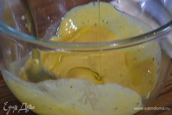 Приготовить заправку: соединить горчицу, уксус, посолить и поперчить, затем, непрерывно помешивая, тонкой струйкой влить оливковое масло.