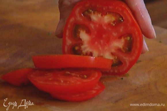 Помидоры нарезать кружками толщиной 5 мм. Выложить помидоры в дуршлаг, посолить и поставить в раковину или на тарелку, чтобы стек лишний сок.
