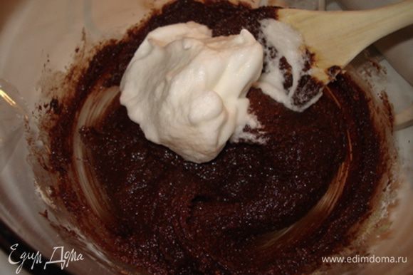 Отдельно взбить белки до устойчивых пиков, вмешать их в шоколадную массу. Переложить тесто в форму. Выпекать пирог 10–15 мин. Готовность проверить спичкой. Спичка на выходе не должна оставаться полностью сухой. Охладить в течение 1 ч.