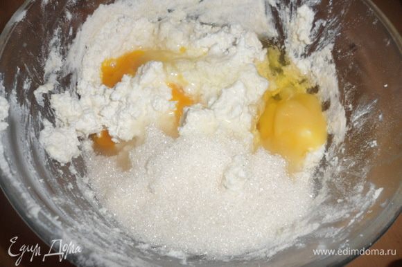 Добавить яйца, сахар и ванилин, хорошенько перемешать + добавить манную крупу (она вбирает в себя лишнюю влагу)