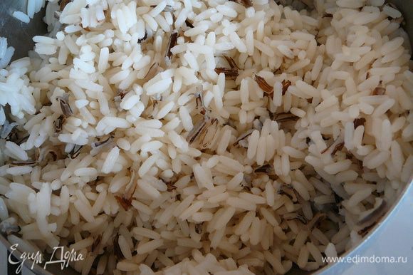 Рис отварить, влить в него кунжутное масло и рисовый уксус. Перемешать... Брокколи разобрать на соцветия, отварить и присыпать кунжутом.