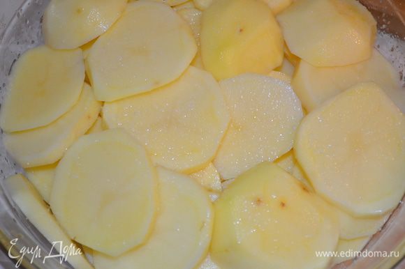 Форму для запекания смазать сливочным маслом, выложить туда картофель. Залить сливочной смесью.