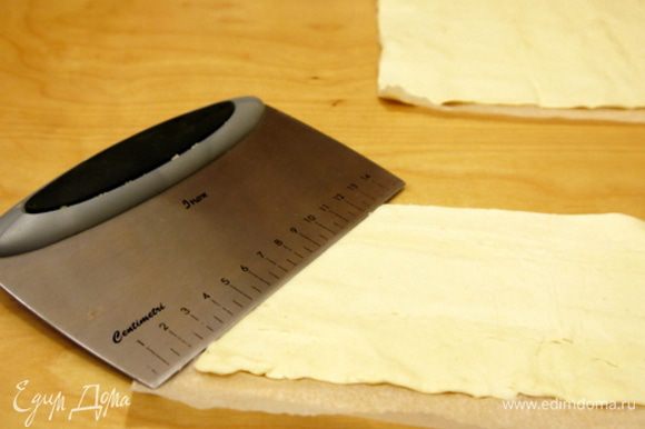 Нагреть духовку до 180°. Раскатать слоёное тесто в прямоугольник величиной примерно 15х10 см.