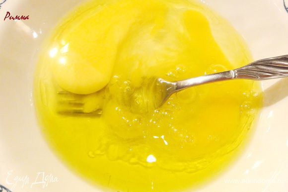 Взбейте яйца с оливковым маслом.