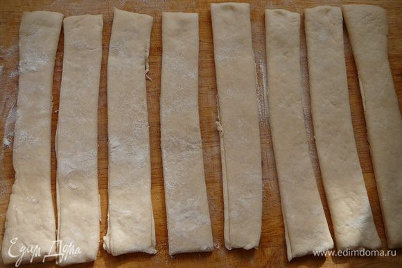 Готовое дрожжевое тесто порезать на полоски шириной 2 см.
