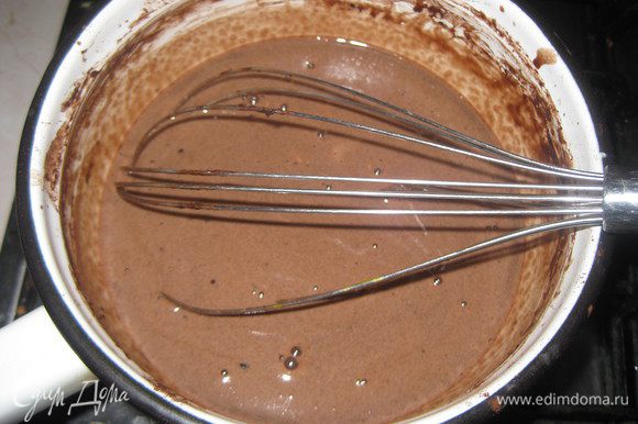Готовим тесто: в кастрюльку наливаем молоко, добавляем сливочное масло, какао, сахар, шоколад и ставим на огонь. Подогреваем смесь до полного растворения шоколада и сахара, остужаем.