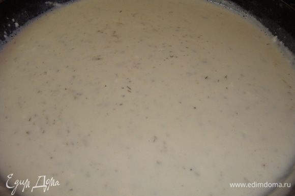 Муку подсушить в предварительно разогретом слив.масле. Помешивая, влить молоко. Добавить плавленный сыр с травами. Когда он расплавится, смесь посолить, поперчить и приправит по вкусу мускатным орехом.