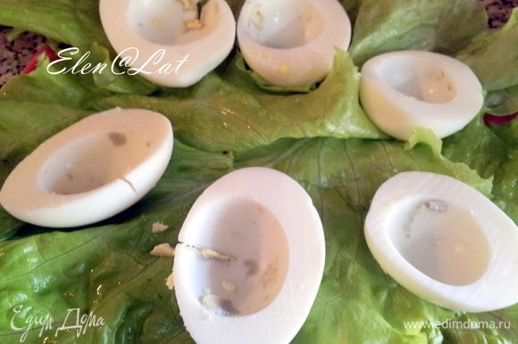 Вареные яйца очистить и разрезать на пополам, аккуратно вытащить желток.