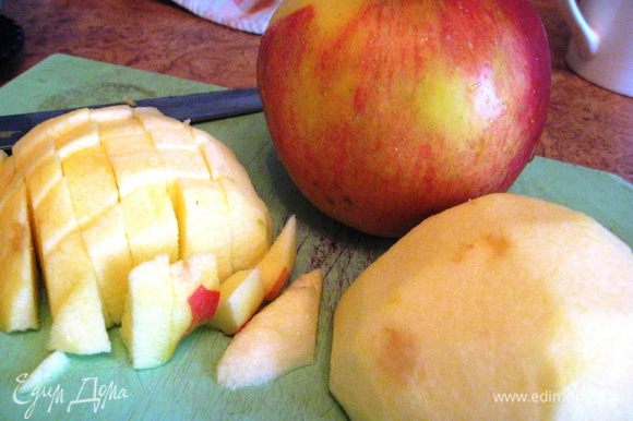 Яблоко чистим от кожуры и нарезаем кубиками. Выкладываем в смазанную маслом или выстеленную пергаментной бумагой форму половину теста, кладем яблоки и оставшееся тесто. Выпекаем примерно 30 мин. до готовности.