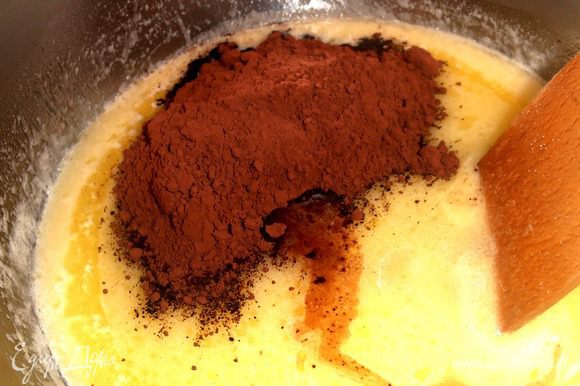 Добавляем какао и водичку(сначала 3ст.л.,остальное,если понадобится в конце,зависит от печенья!)