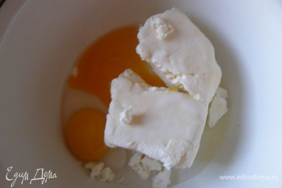 Творог, яйца, 2 ст. л. сметаны и соль смешать, добавить макароны, ввести муку. Перемешать до однородности