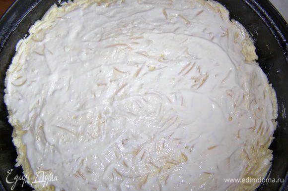 Тесто выложить в смазанную маслом форму, сверху смазать 1 ст. л. сметаны для образования румяной корочки