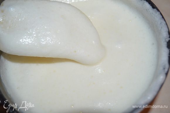 белки взбить с щепоткой соли в крутую пену и аккуратно подмешать в молочную массу - начинка готова!