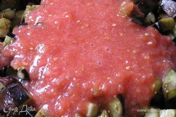 Добавить баклажаны и пюрированные томаты. Перемешать, готовить 5-7 минут.