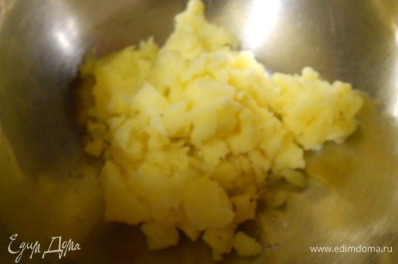 в картофельное пюре добавить подошедшую опару и хорошо перемешать