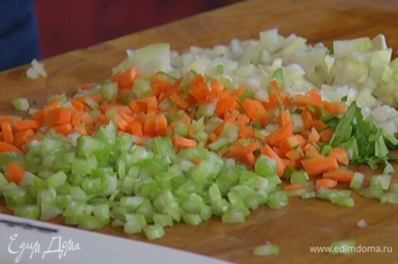 Морковь, лук и чеснок почистить и очень мелко порубить.
