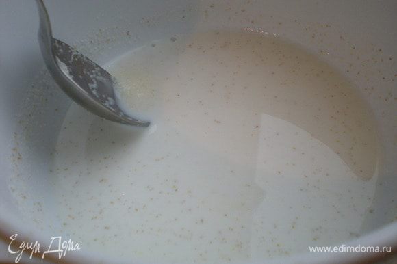 В миску насыпаем манную крупу, добавляем туда молоко, перемешиваем ложкой. Оставляем на 10 минут, чтобы манка набухла.