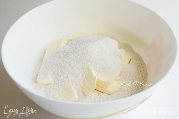 Добавить сахарную пудру (мелкий сахар). По желанию добавить ванильный сахар.