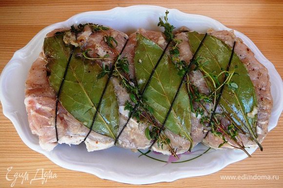 Когда мясо замаринуется, "запеленать" его в лавровые листики , чередуя их с веточками тимьяна. Перевязать кулинарным шпагатом.