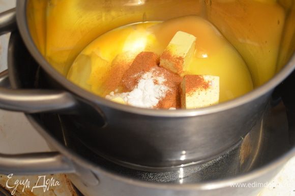 В кастрюльку кладем: сахар, масло, яйца, корицу, соду, мед и ставим на водяную баню, т.е. эту кастрюльку ставим в большую кастрюлю, наливаем в большую воды наполовину и ставим на огонь.