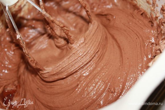 Муку просейте вместе с разрыхлителем и какао. Частями добавляйте в тесто, тщательно перемешивая.