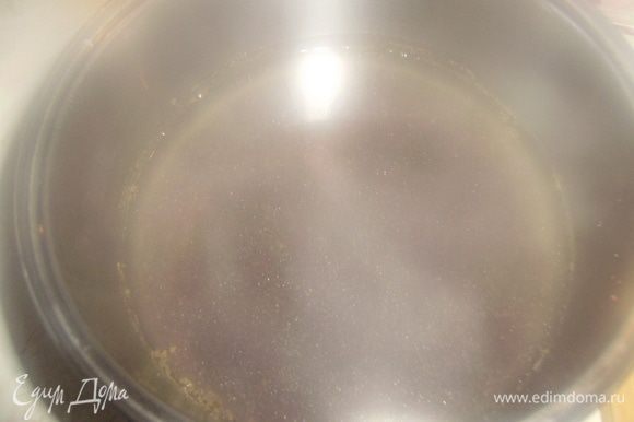 Для приготовления соуса мак поместить в кастрюльку, залить кипящей водой и проварить минут 5. Выключить огонь и дать распариться 10-15 минут под крышкой, а затем слить воду.
