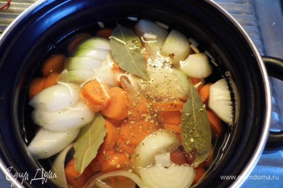 За это время приготовить овощной бульон. Овощи ( лук, морковь и чеснок) почистить, помыть и крупно порезать . В кастрюлю сложить овощи, лавровый лист и хмели-сунели. Залить водой, которую посолить по Вашему вкусу. Поставить вариться овощной бульон на 8-10 минут.