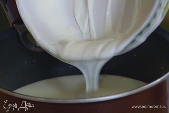 Перемешать йогуртовую массу со сливками.