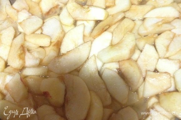 2. Разогрейте духовку до 190 градусов. Яблоки очистите, нарежьте дольками, полейте лимонным соком и добавьте коричневый сахар. Яблоки перемешайте.