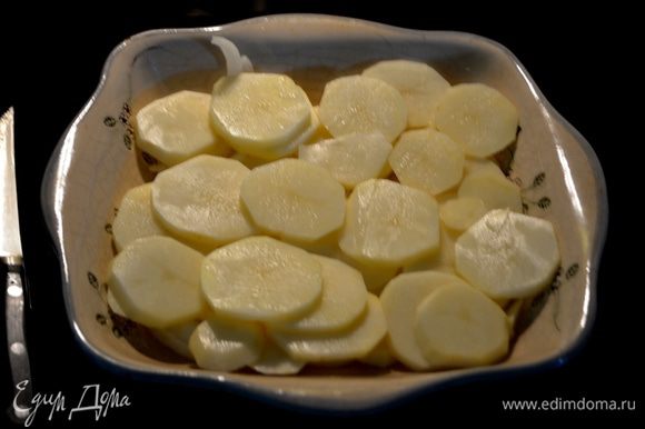 Порежем пластинками картофель и лук. Выложим слоями в жаропрочное блюдо часть.