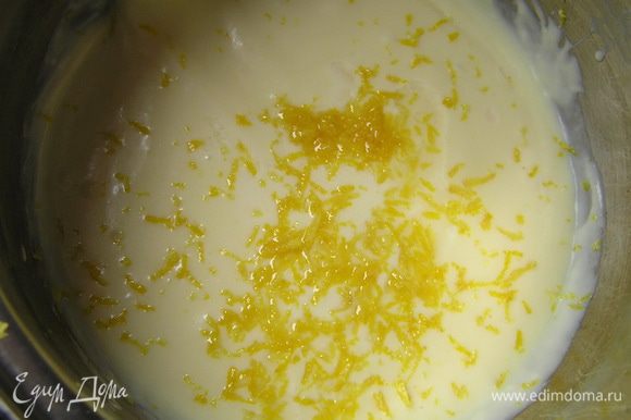 Для лимонного крема с миндалем соединить оставшееся сгущеное молоко со сливочным маслом, добавить цедру и сок лимона,